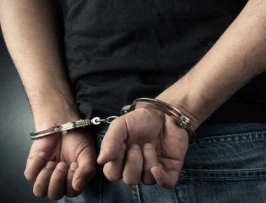 Κέρκυρα: Προφυλακίστηκε ο Πακιστανός που μαχαίρωσε Βρετανό και κατηγορείται για τον βιασμό της πρώην του
